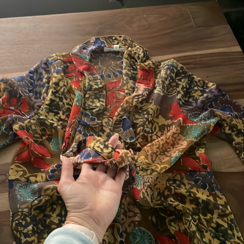 Medium. Cabo pull over with tie